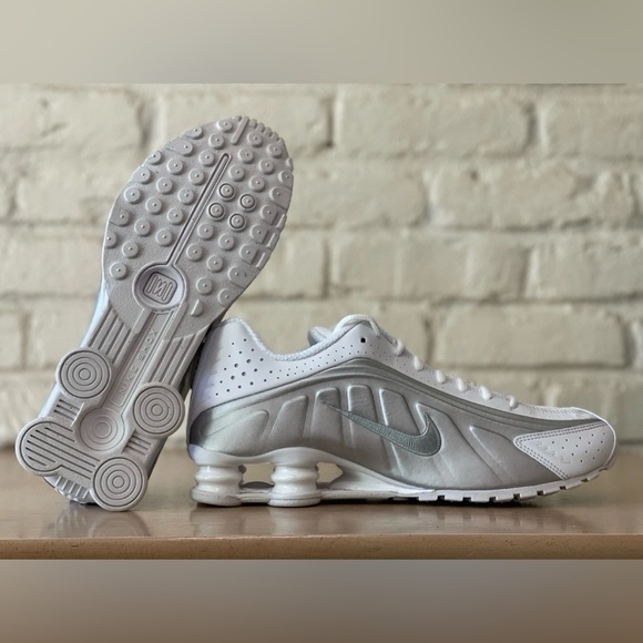 Nike Shox R4 🔥 White Metallic Silver Crimson Red HQ1988-101 Men’s Size 13 Shoes - Picture 6 of 8